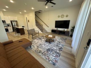 Modern 2 Bedroom All-En-Suite Near Downtown with EV Socket - Houston - 2