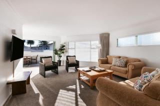 Spacious Retreat Steps to Beach Shops & Hot Pools - Mount Maunganui - 9