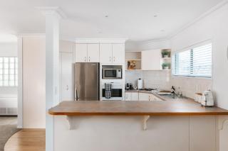 Spacious Retreat Steps to Beach Shops & Hot Pools - Mount Maunganui - 2