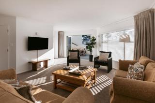 Spacious Retreat Steps to Beach Shops & Hot Pools - Mount Maunganui - 1