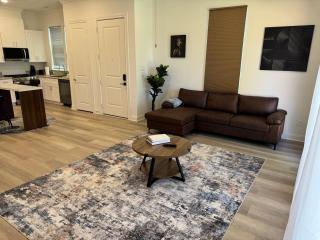 Modern 2 Bedroom All-En-Suite Near Downtown with EV Socket - Houston - 7