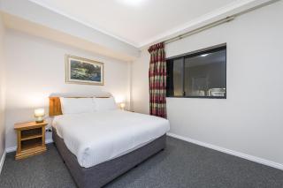Central Perth 2-Bed Apartment with Pool & Gym - 9