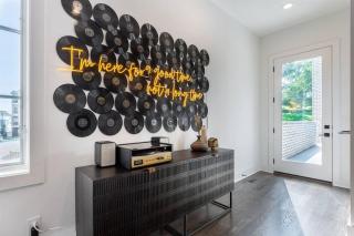 Whiskey in a Wine Glass-Country Inspired Nash Home - Nashville - 7