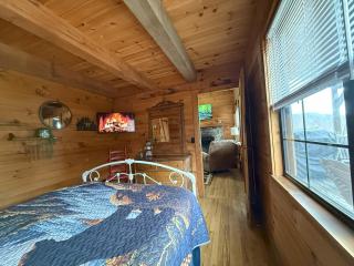 Cozy Bear Cabin-Stunning Mountain View, Dogs welcome with Pet Rate - Maggie Valley - 6
