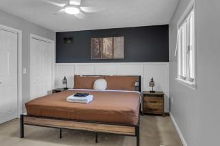 Lake Barkley Retreat - Newly Renovated - 5 BR - 8