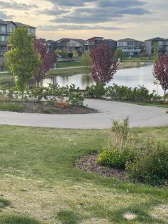 Comfy 2 Bedroom Suite Getaway - Edmonton - 2