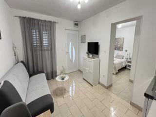Apartmani Vela Makarska - Studio With Garden View - Makarska - 8