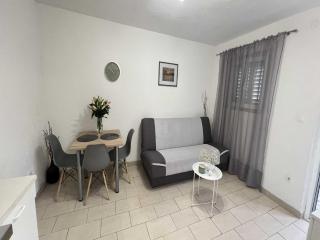 Apartmani Vela Makarska - Studio With Garden View - Makarska - 3