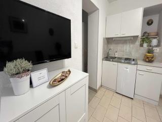 Apartmani Vela Makarska - Studio With Garden View - Makarska - 4