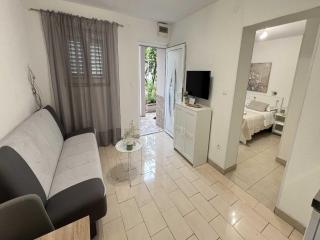 Apartmani Vela Makarska - Studio With Garden View - Makarska - 5