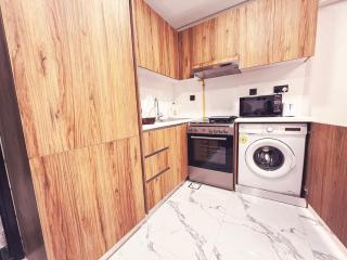 Maryah Island 1 Bed Junior Next to Cleveland Hospital - Abu Dhabi - 2