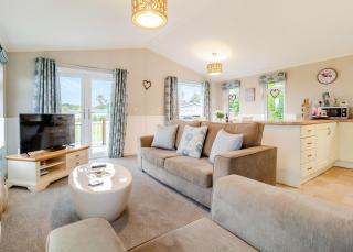 Otters Mead Boutique Lodges - Beetley - 9