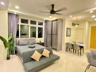 Kuching City Center Riverine Apartment with Balcony and City View - Kuching - 2