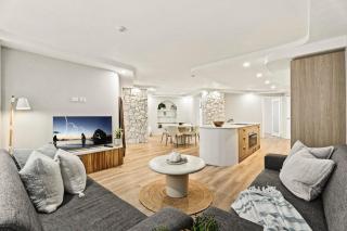Luxury Living on Monaco Riverfront - Gold Coast - 9