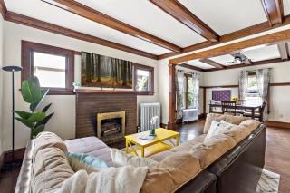 Uptown Classic 5BR Comfort Near Lake Path - Minneapolis - 9