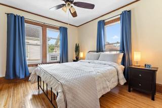 Uptown Classic 5BR Comfort Near Lake Path - Minneapolis - 0