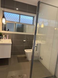 Stylish Family Home - Dandenong - 2
