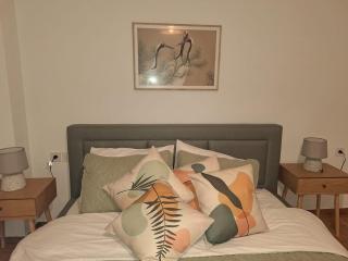 Chic 1BR Apartment with Balcony - Atene - 4