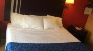 Travelodge by Wyndham Bay Shore Long Island - Bay Shore - 4