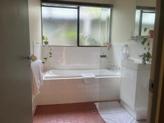 Private Northwood Guest Suite - Sidney - 1