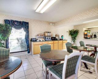 Econo Lodge - Pearl - 7