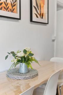 Stylish 2 Bedroom Unit Close to CBD - - 3