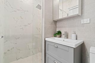 Stylish 2 Bedroom Unit Close to CBD - - 5