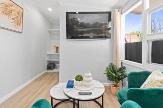 Stylish 2 Bedroom Unit Close to CBD - 8