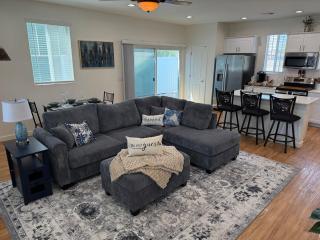 King Suite Mins to VA, PCH, Mayo Sports Restaurants - 0