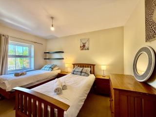 5BR 3BA Home Sleeps 10 in Hook - Hook - 8