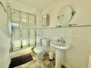 5BR 3BA Home Sleeps 10 in Hook - Hook - 2