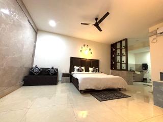 Sunset studioS - Vrindāvan - 0