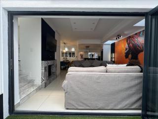 Urban Oasis Penthouse-Jacuzzi! - Kaapstad - 4