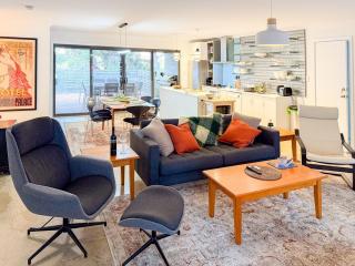 Ocean Breeze Stylish 4BR Retreat - 0