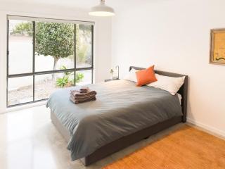 Ocean Breeze Stylish 4BR Retreat - 7