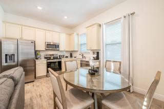 Inviting Cottage Near Disney With Margaritaville Resort Island H2O Access - 8009St - Orlando - 6