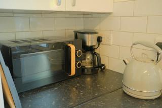 Furnished 3BR House - Free Parking, WiFi, Kitchen - Yeadon - 2