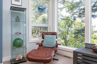Come On In, The Water View Is Waiting For You,,, - Oak Bay - 3