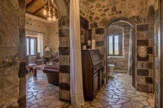 Niki's Tower - Serene Seaview Stone Getaway - Kalamáta - 3