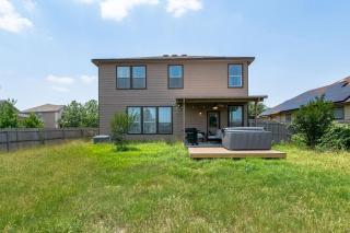 Family-Perfect 4BR House - Fenced Yard & Style - San Antonio - 6