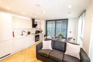 Modern 2 Bed Flat in Central Manchester w Balcony - 2