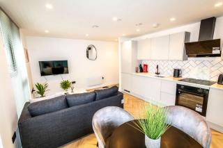 Modern 2 Bed Flat in Central Manchester w Balcony - 9