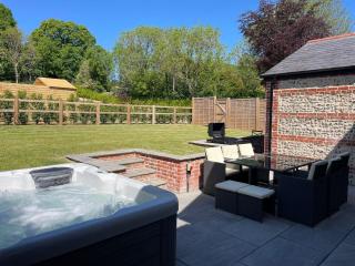 The Old Coach House - Hot Tub - Dorset - Pimperne - 0