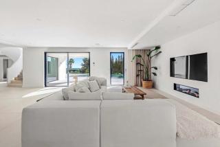 Luxury Sea Views Smart Villa Bliss, 2 Stunning Sea Views, Infinity Pool, Sauna, Gym, Home Cinema, Full Smart Home Technology and Full Privacy - Luz - 1