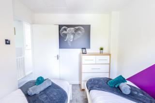 Stylish 3BR House - free parking - fast WI-FI - long stay - 3