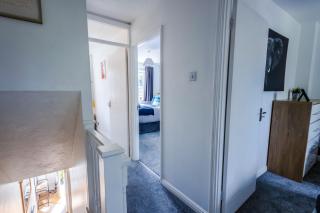 Central 3BR House - free parking - fast WI-FI - 1