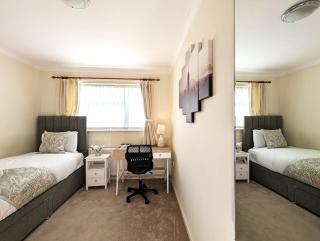 A cosy & stylish two-bed bungalow with garden & parking, close to a shopping centre, motorways and bus stops - 1