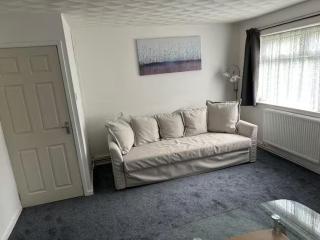3-Bed City Retreat - Sleeps 7 Garden & Parking - Manchester - 9