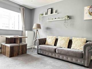 Spacious Southampton City Apartment with Courtyard - Southampton - 0