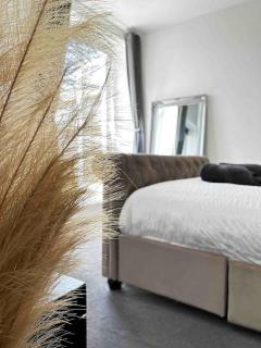 Spacious Southampton City Apartment with Courtyard - Southampton - 6